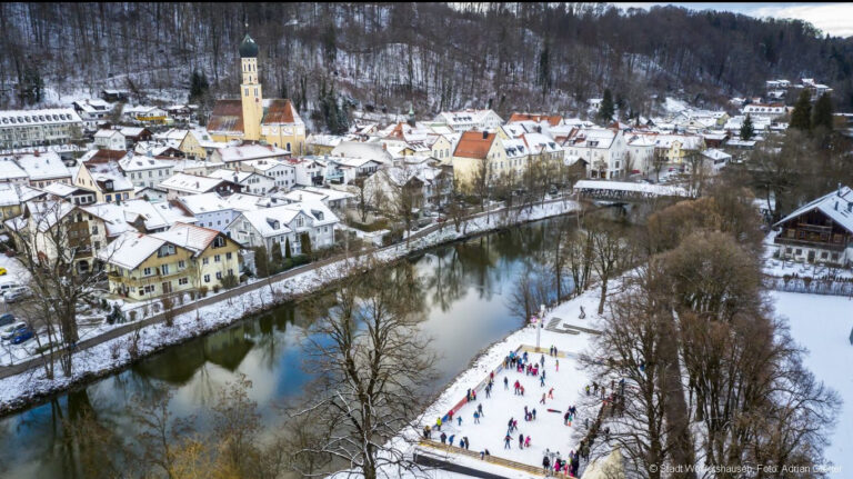 Eislaufbahn und weiter Blich auf wor Drohnenaufnahme am Tag 3 768x431