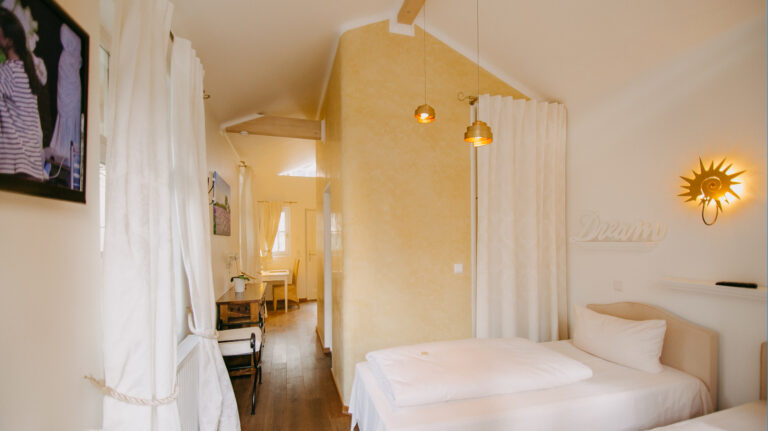 LandhausCafe Zimmer2020 manu photoanddesign.de 4 768x431