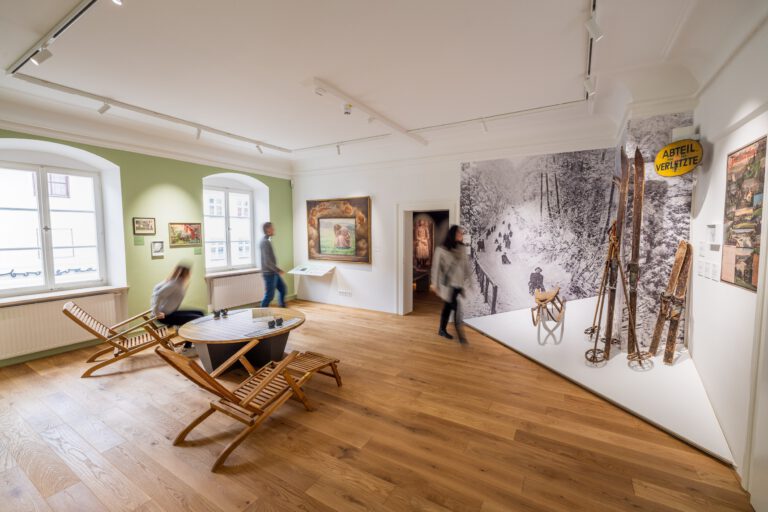 Boheme Raum mit Personen  Adrian Greiter 768x512