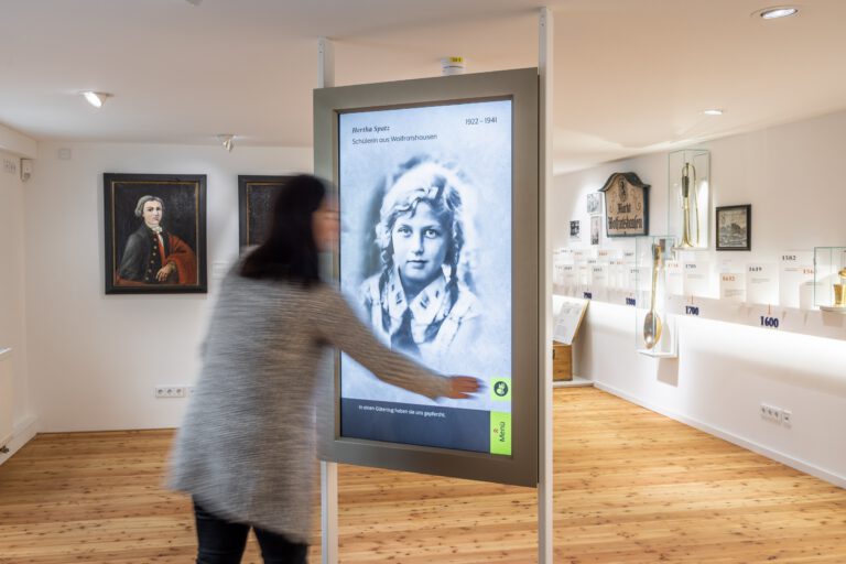 Medienstation beim Zeitstrahl 768x512