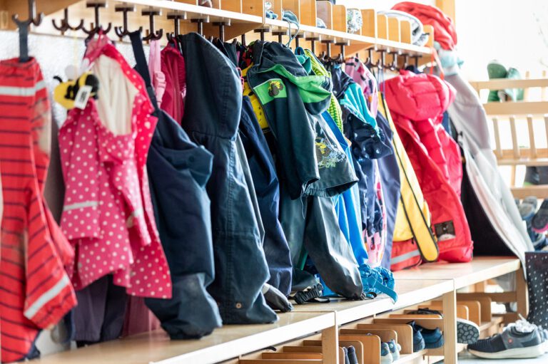 Garderobe mit bunter Kleidung 1000 768x511