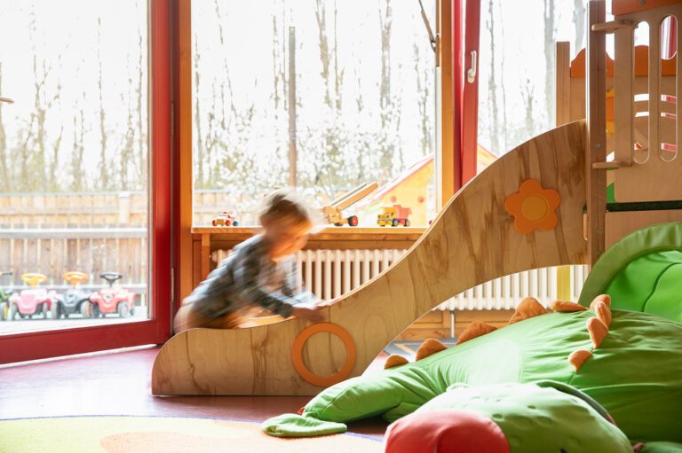 Kind an Rutsche drinnen 1000 768x511