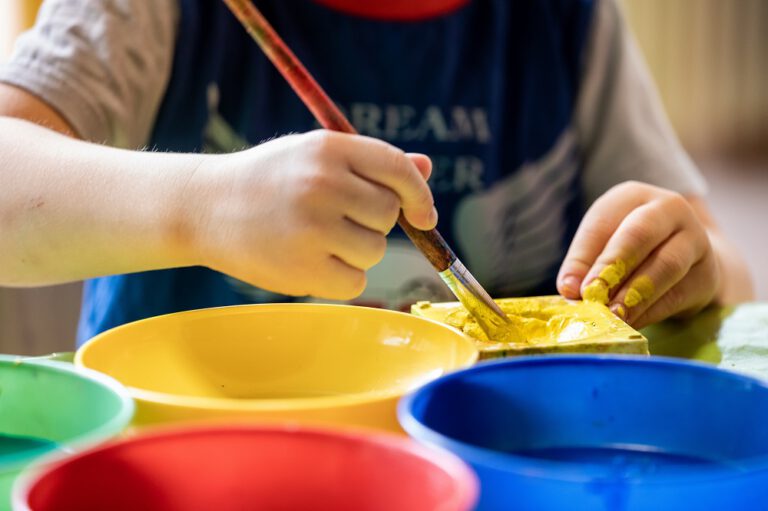 Kind malt mit Wasserfarben 1000 768x511