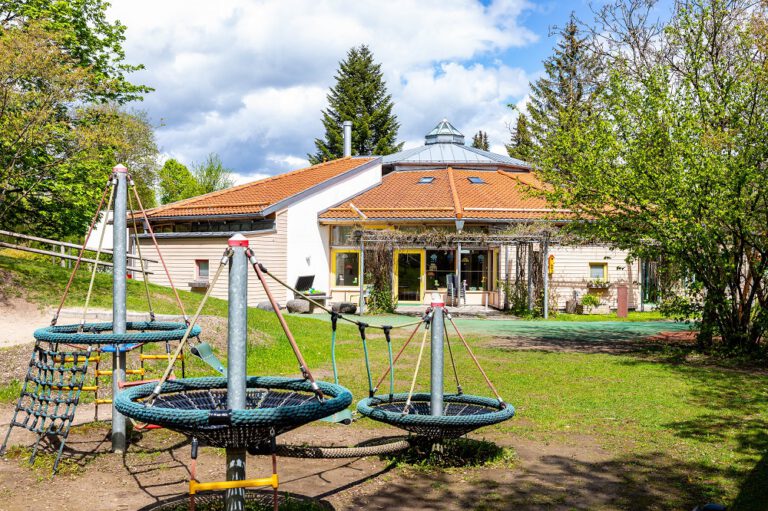 Kindergarten Giraffenhaus Ansicht von Garten aus 1000 768x511
